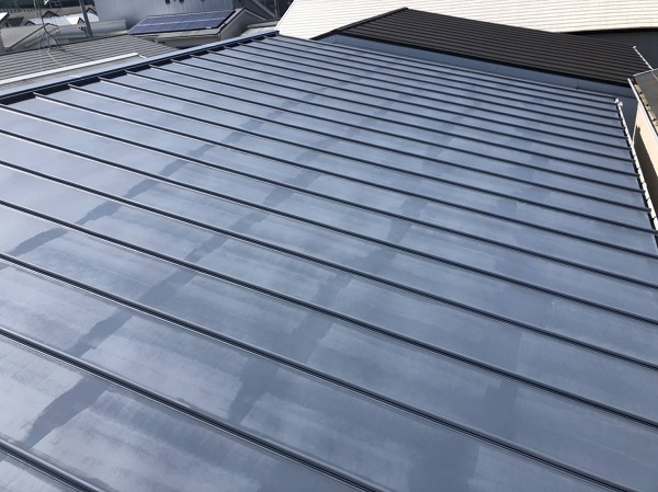 大阪府寝屋川市　屋根カバー工法(重ね葺き工事)　3つの屋根メンテナンス方法　ガルバリウム鋼板 (3)