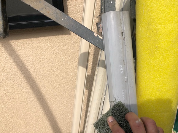 大阪府摂津市　T様邸　屋根塗装・外壁塗装・付帯部塗装　エアコンホースカバー、水切り塗装　完工 (3)
