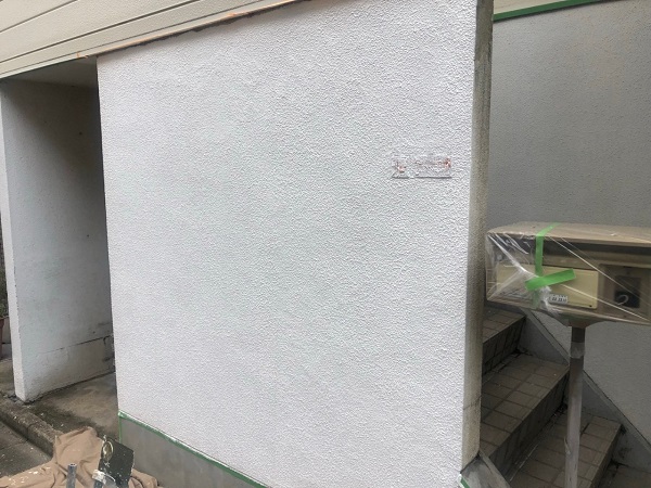 大阪府大東市　外壁塗装・防水工事　雨漏り補修　外壁、軒天塗装　ローラー工法 (2)