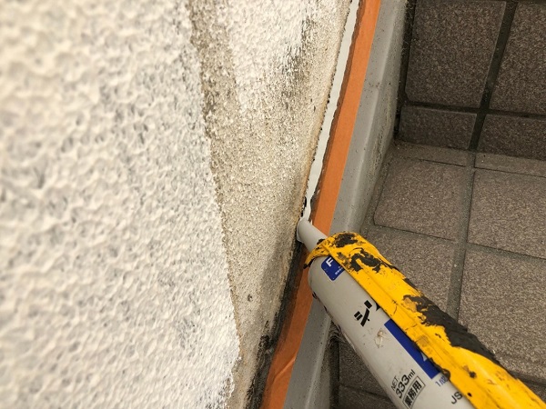 大阪府大東市　外壁塗装・防水工事　雨漏り補修　シーリング工事　外壁と階段の取り合い (2)