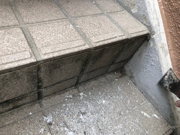 大阪府大東市　外壁塗装・防水工事　雨漏り補修　階段側桁塗装　ケレン作業とは (2)