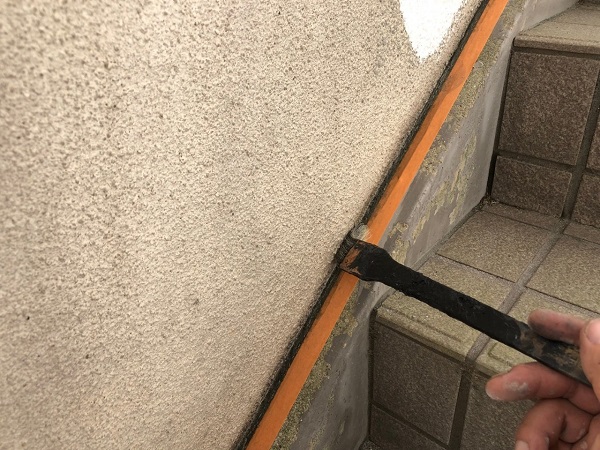 大阪府大東市　外壁塗装・防水工事　雨漏り補修　シーリング工事　外壁と階段の取り合い (1)