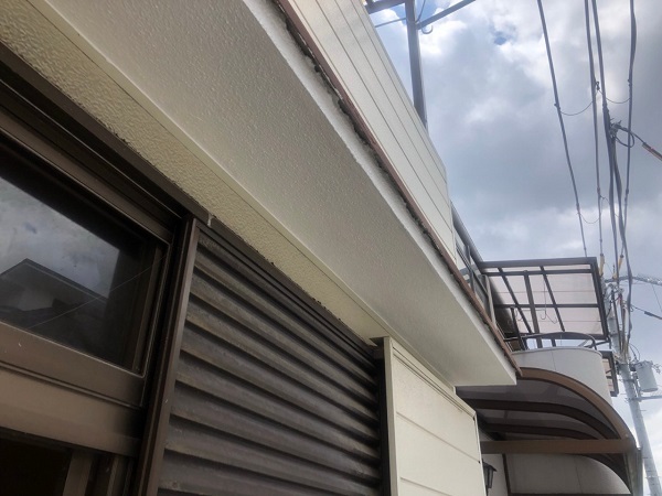 大阪府大東市　外壁塗装・防水工事　雨漏り補修　外壁、軒天塗装　ローラー工法 (1)