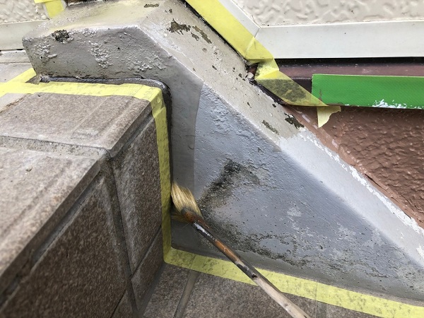 大阪府大東市　外壁塗装・防水工事　雨漏り補修　階段側桁塗装　ケレン作業とは (3)