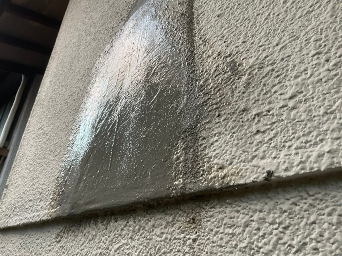 大阪府大阪市　外壁塗装工事　モルタル外壁のクラック補修を行いました