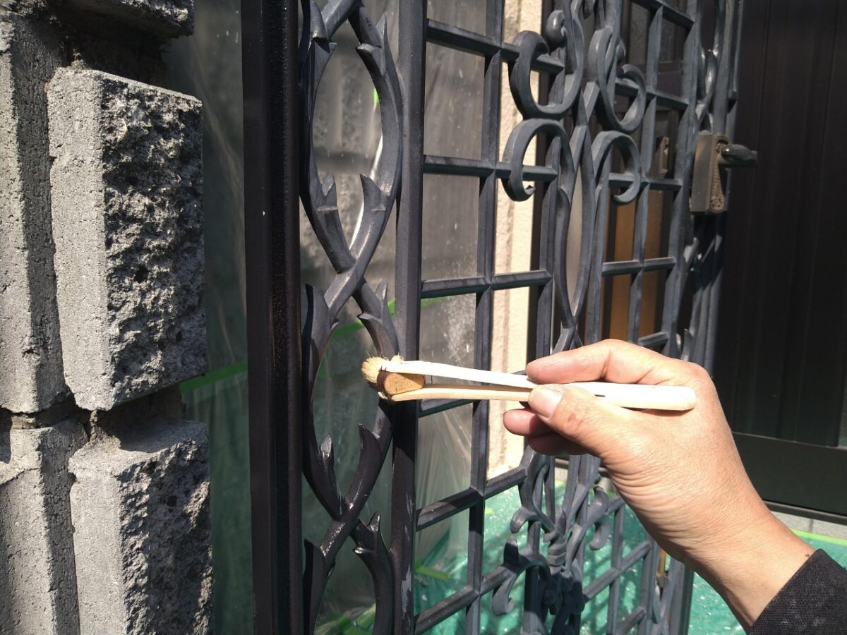大阪府吹田市　門扉の塗装　鉄部は錆びる前に塗装をしましょう！