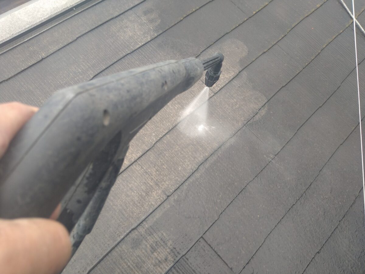 大阪府摂津市　カラーベスト屋根アドグリーンコート塗装工事　高圧洗浄作業