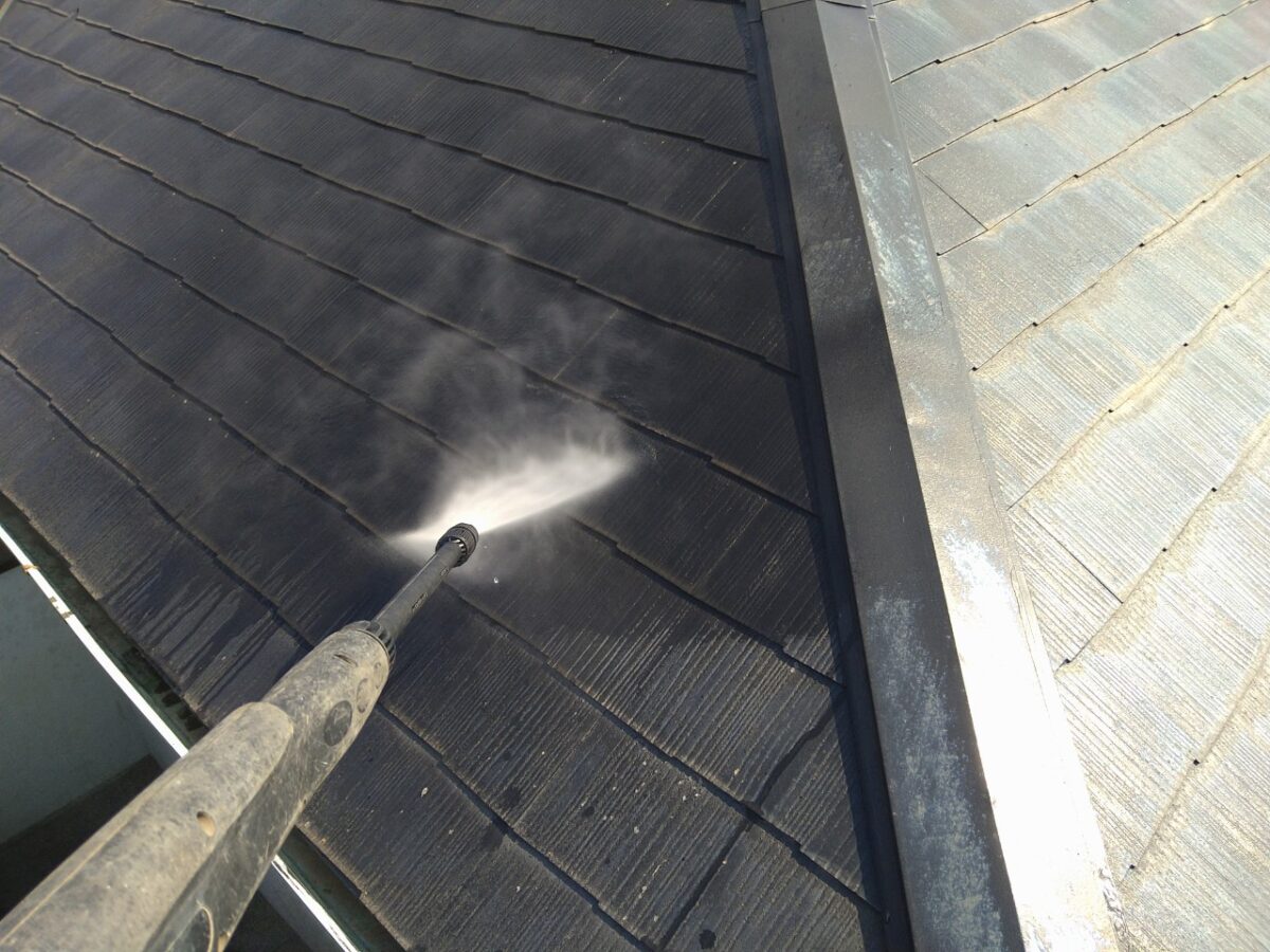 大阪府吹田市　屋根塗装工事　高圧洗浄と下塗りを行いました！