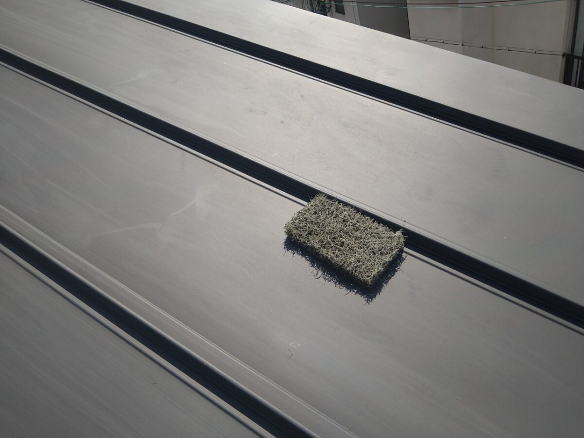 大阪府門真市　ガルバリウム屋根遮熱アドグリーンコート塗装　ケレン作業