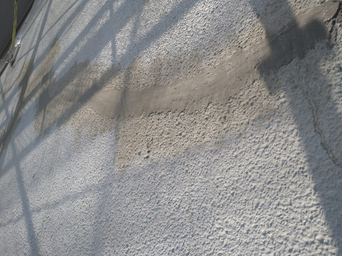大阪府高槻市　外壁塗装工事　クラック（ひび割れ）はそのままでも大丈夫？