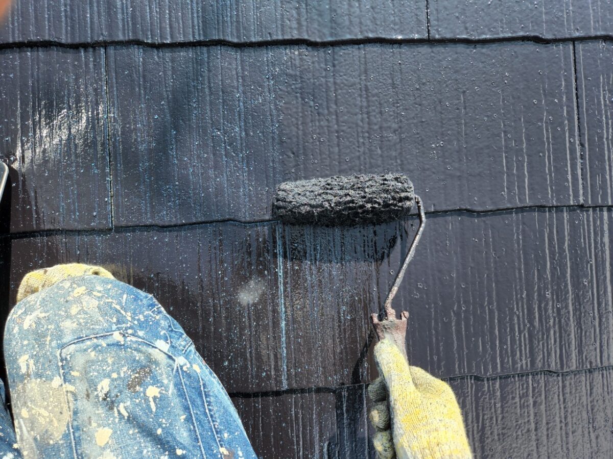 大阪府摂津市　I様邸　屋根・外壁塗装工事　屋根の中塗り〜上塗り　屋根塗装の目的は？