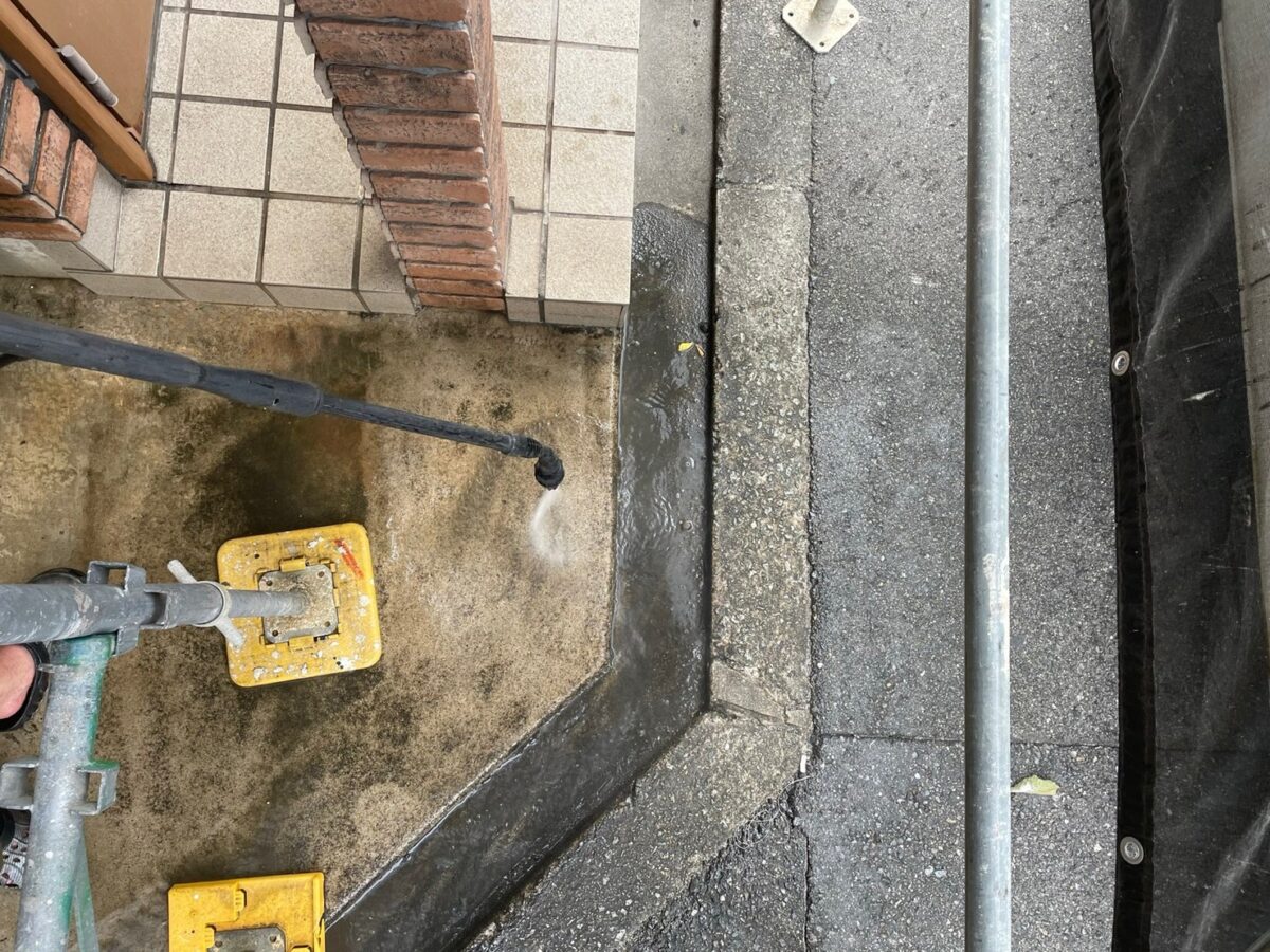 大阪府大阪市　外壁塗装工事　土間コンクリートと通路の高圧洗浄作業