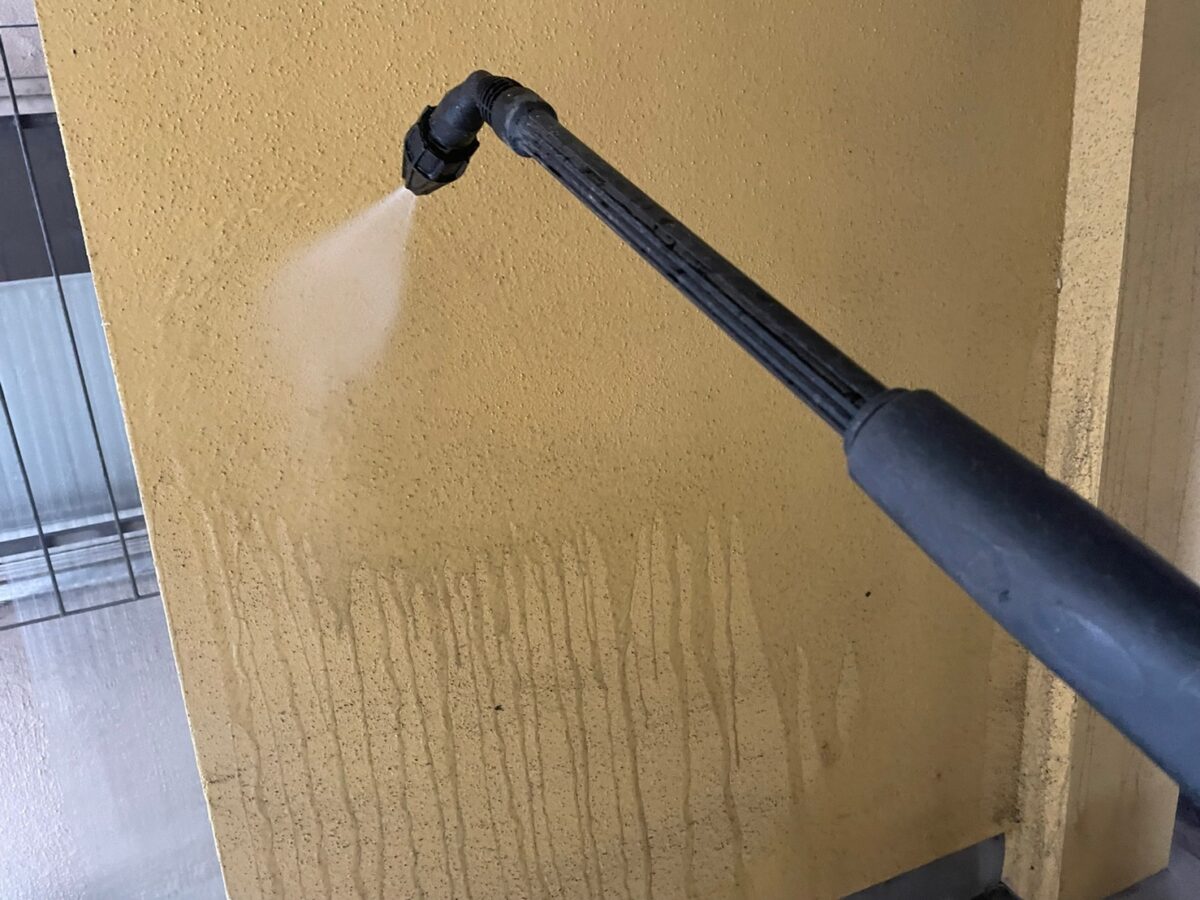 大阪府大阪市　外壁塗装工事　塗装前に汚れを洗い流す高圧洗浄