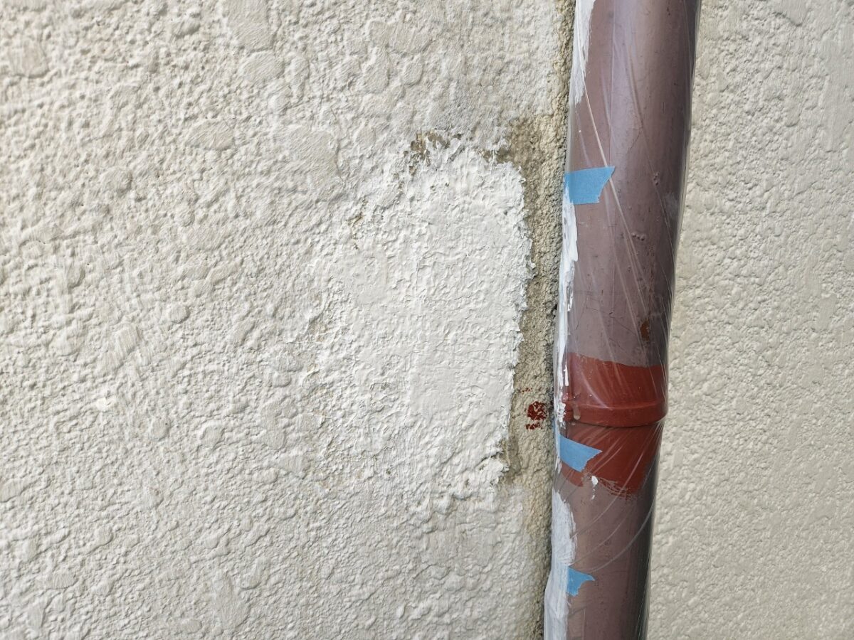 大阪府寝屋川市　外壁塗装工事　外壁モルタル補修～フィラー下塗り