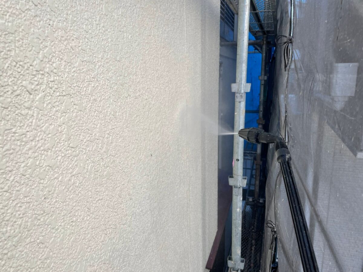 大阪府寝屋川市　外壁塗装工事　下地処理　高圧洗浄作業