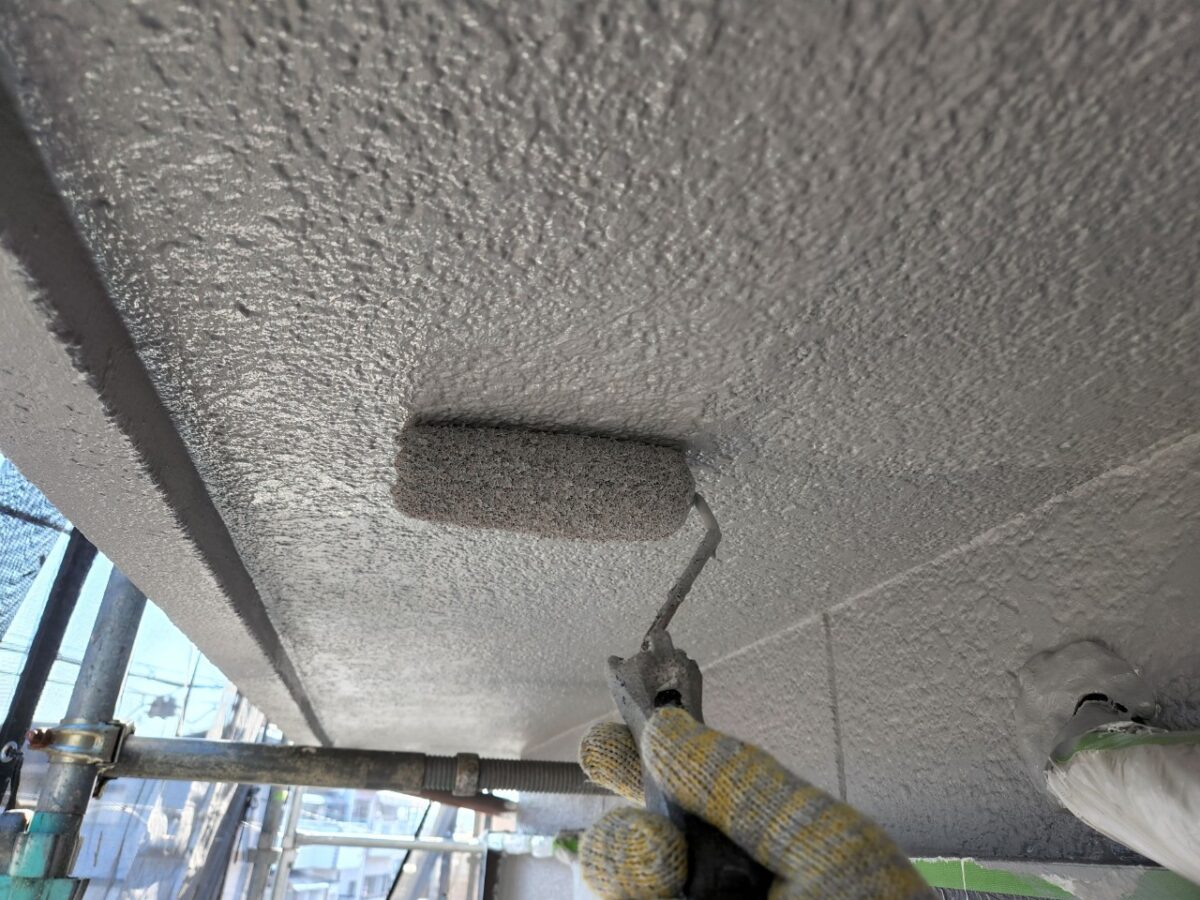大阪府寝屋川市　外壁塗装工事　破風板と軒天井の塗装