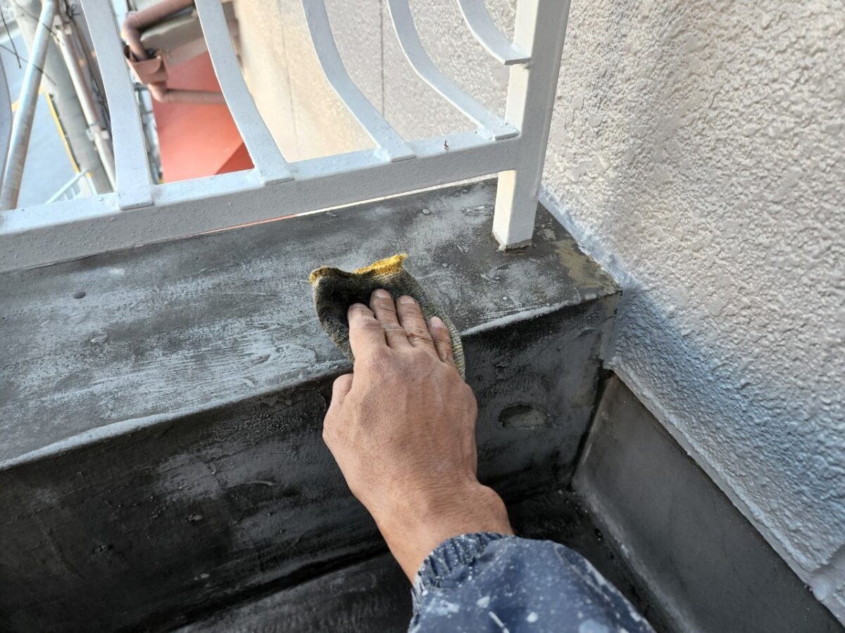 大阪府寝屋川市　外壁塗装工事　バルコニーの下地処理　塗膜剥離部の補修