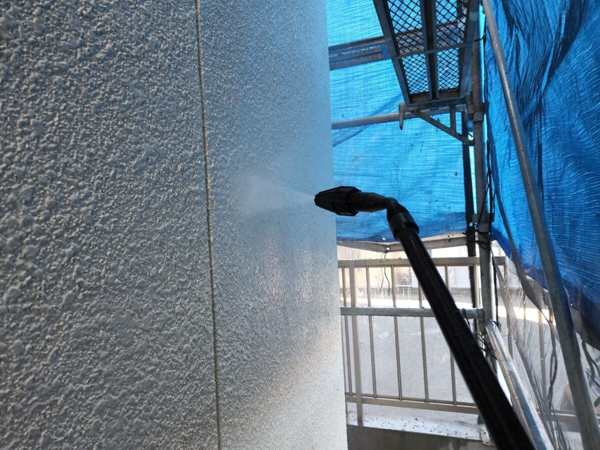 大阪府寝屋川市　外壁塗装工事　外壁の高圧洗浄〜下塗り作業
