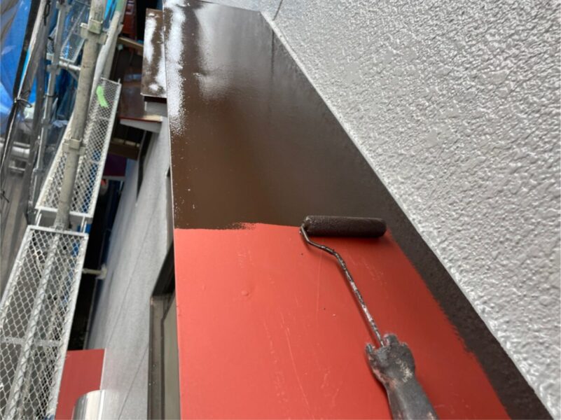 大阪府寝屋川市　外壁塗装工事　金属屋根と霧除けの錆止め塗装と上塗り仕上げ