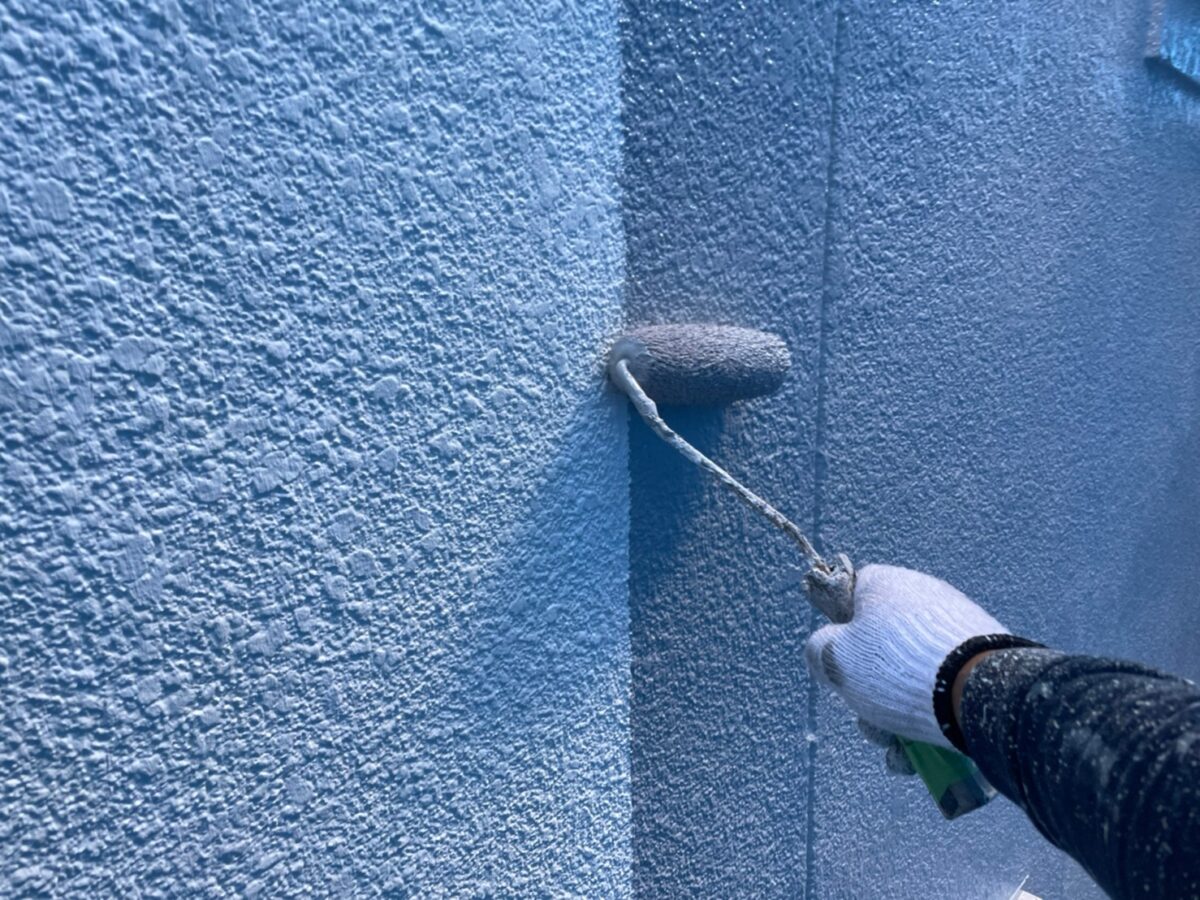 大阪府寝屋川市　外壁塗装工事　外壁の中塗り〜上塗り　スーパーセランフレックス