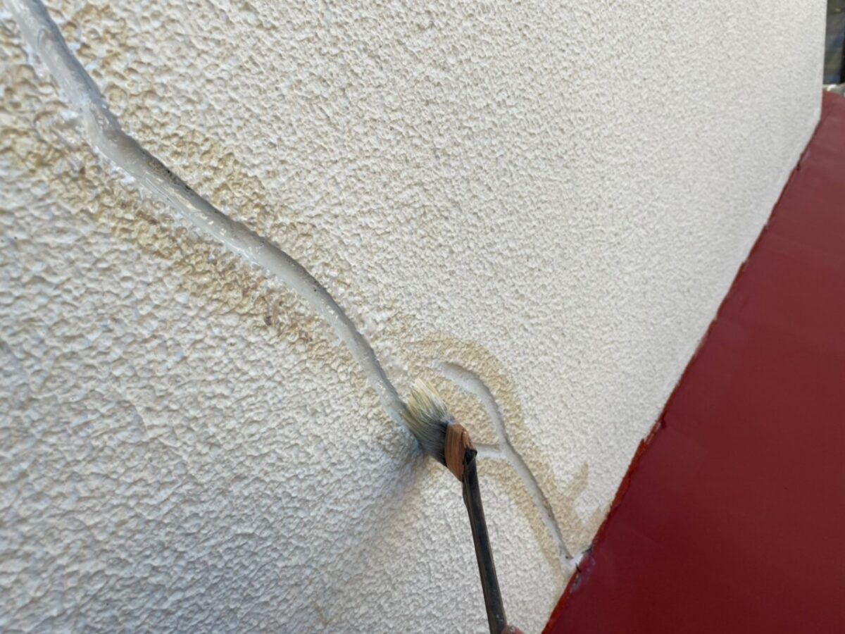 外壁塗装の耐久性を左右する下地処理とは？