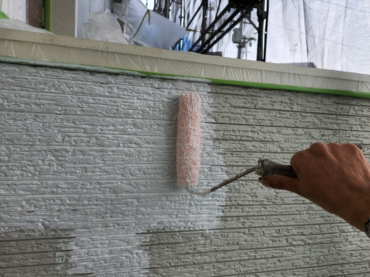 奈良県香芝市　外壁塗装工事　外壁の下塗り〜中塗り〜上塗り