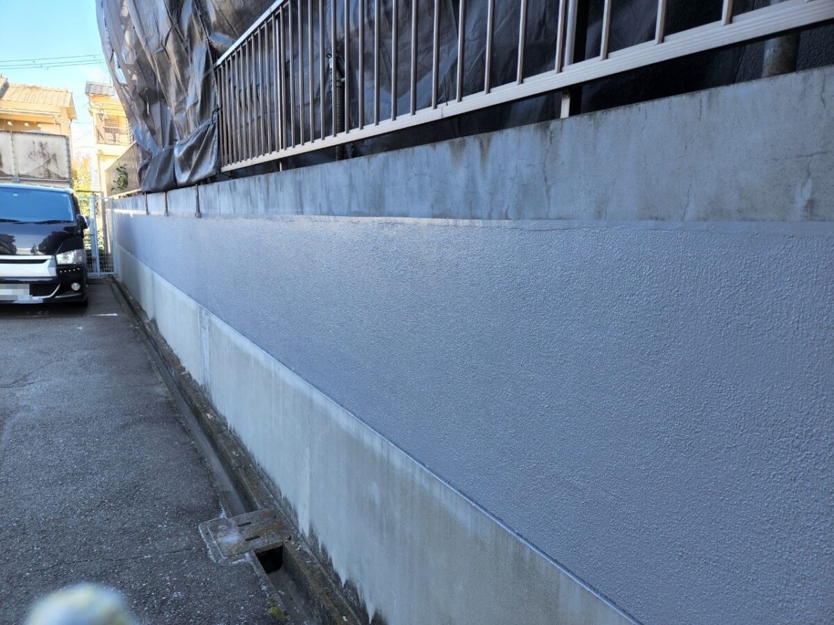 大阪府寝屋川市　外壁塗装工事　塀の中塗り〜上塗り　塀の美観性も重要です！