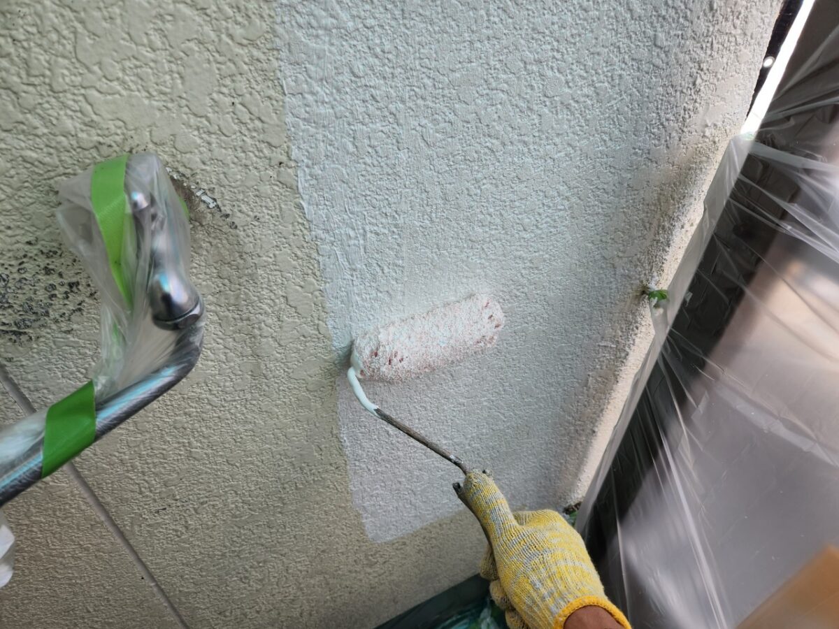 大阪府寝屋川市　外壁塗装工事　塀の下塗り作業