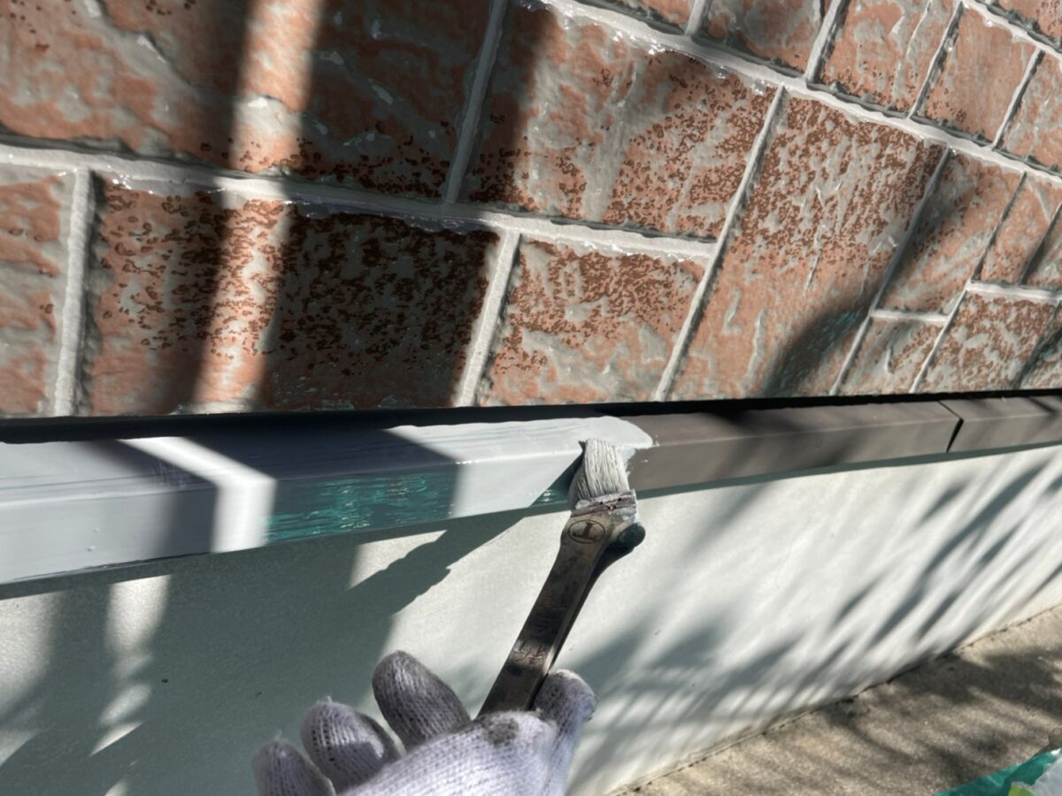 奈良県香芝市　外壁塗装工事　付帯部　水切りの錆止め塗装〜上塗り