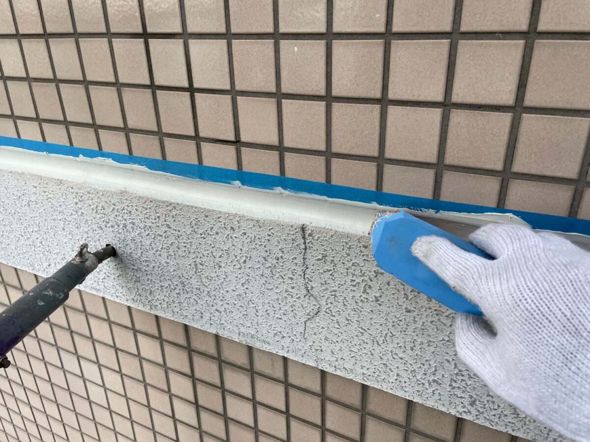 大阪府大阪市　マンション外壁塗装工事　取り合い部のコーキング打ち
