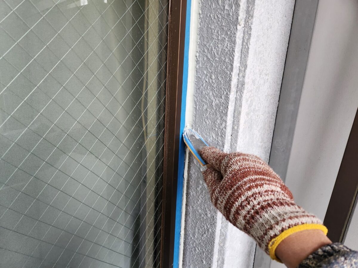 大阪府大阪市　マンション外壁塗装工事　窓のコーキング増し打ち工事