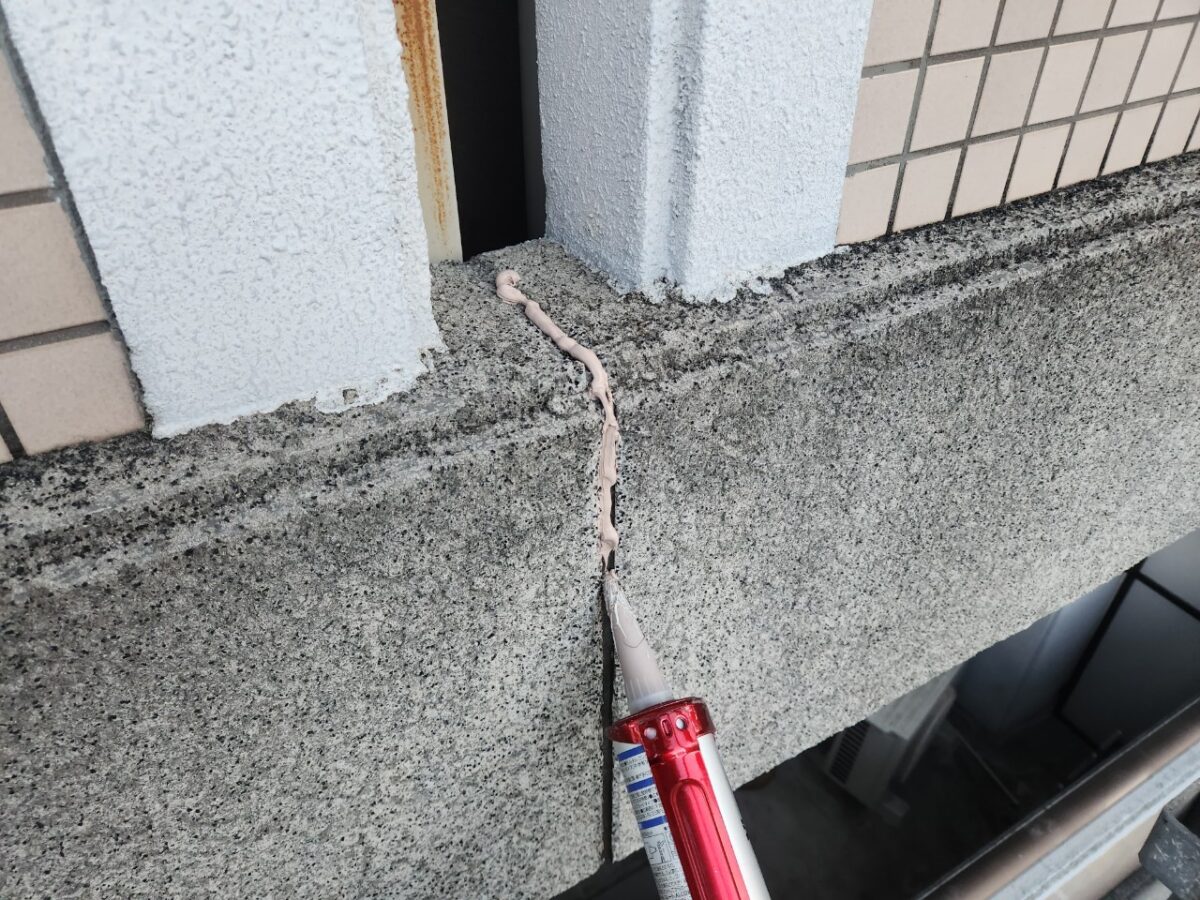 大阪府大阪市　マンション外壁塗装工事　外壁のひび割れ（クラック）コーキング補修