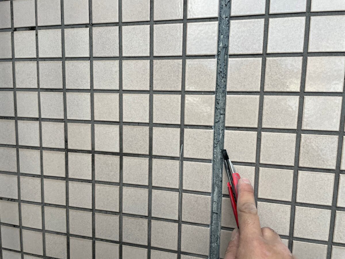 大阪府大阪市　マンション外壁塗装工事　雨漏りのリスクが高くなる？コーキングの劣化にご注意！