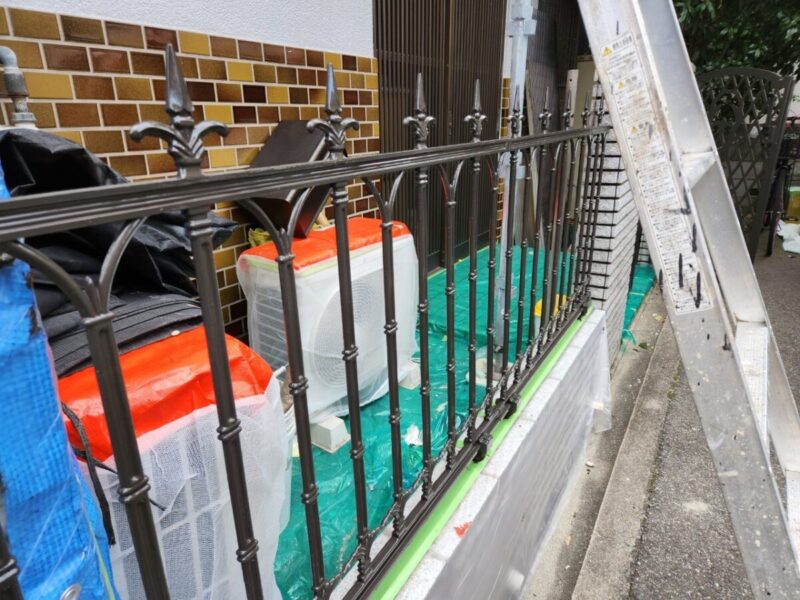 大阪府摂津市　T様邸　外壁塗装工事　付帯部塗装　フェンスの下塗り〜上塗りを行いました！