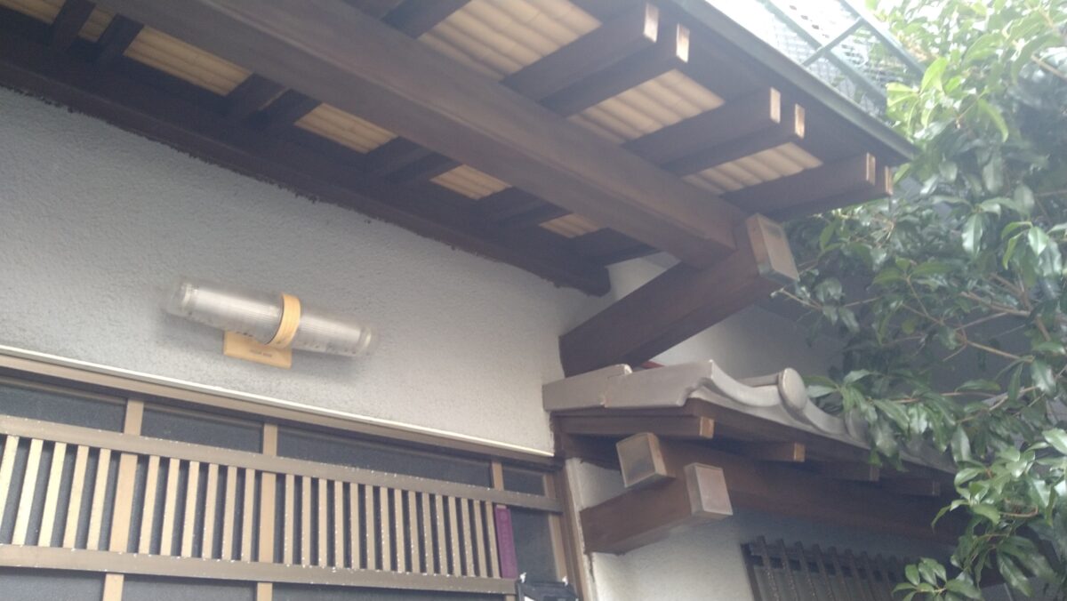 大阪府摂津市　T様邸　外壁塗装工事　屋根の木部塗装　