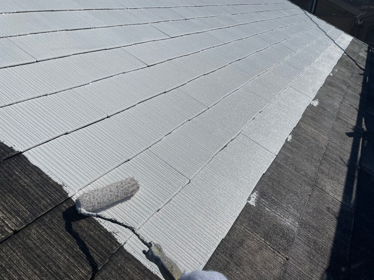 大阪府大阪市　T様邸　屋根・外壁塗装工事　屋根の中塗り作業