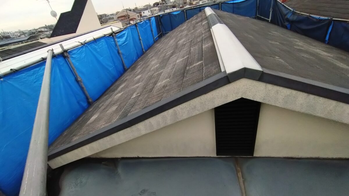 大阪府大阪市　T様邸　屋根・外壁塗装工事　屋根の下塗り作業