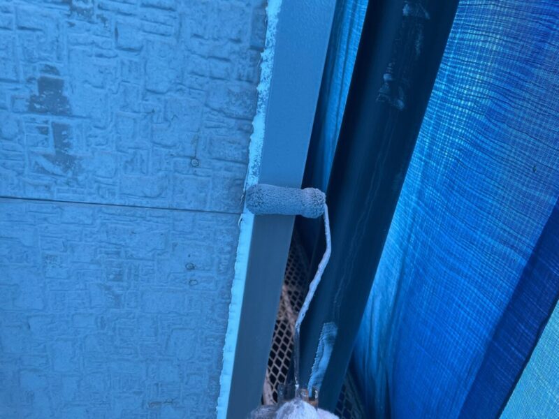 大阪府大阪市　T様邸　屋根・外壁塗装工事　外壁見切り材のケレン〜仕上げ塗装