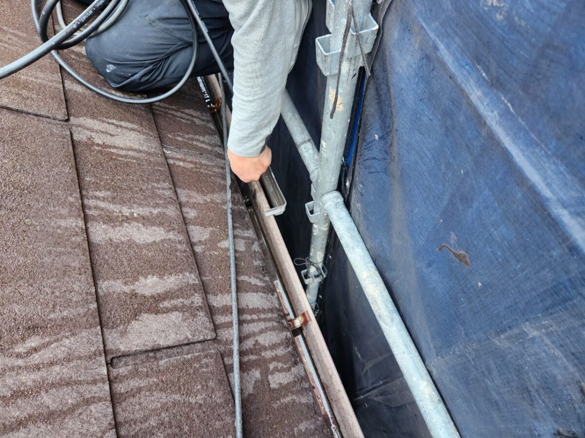 大阪府吹田市　S様邸　屋根塗装・外壁塗装工事　雨樋の洗浄作業
