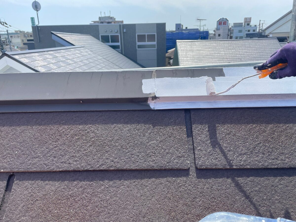 大阪府吹田市　S様邸　屋根塗装・外壁塗装工事　屋根板金の下塗り作業