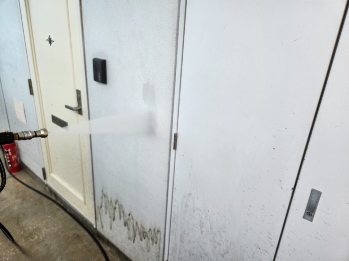 大阪府摂津市　屋根塗装・外壁塗装・防水工事　付帯部　玄関ドアの下地処理　高圧洗浄とケレン