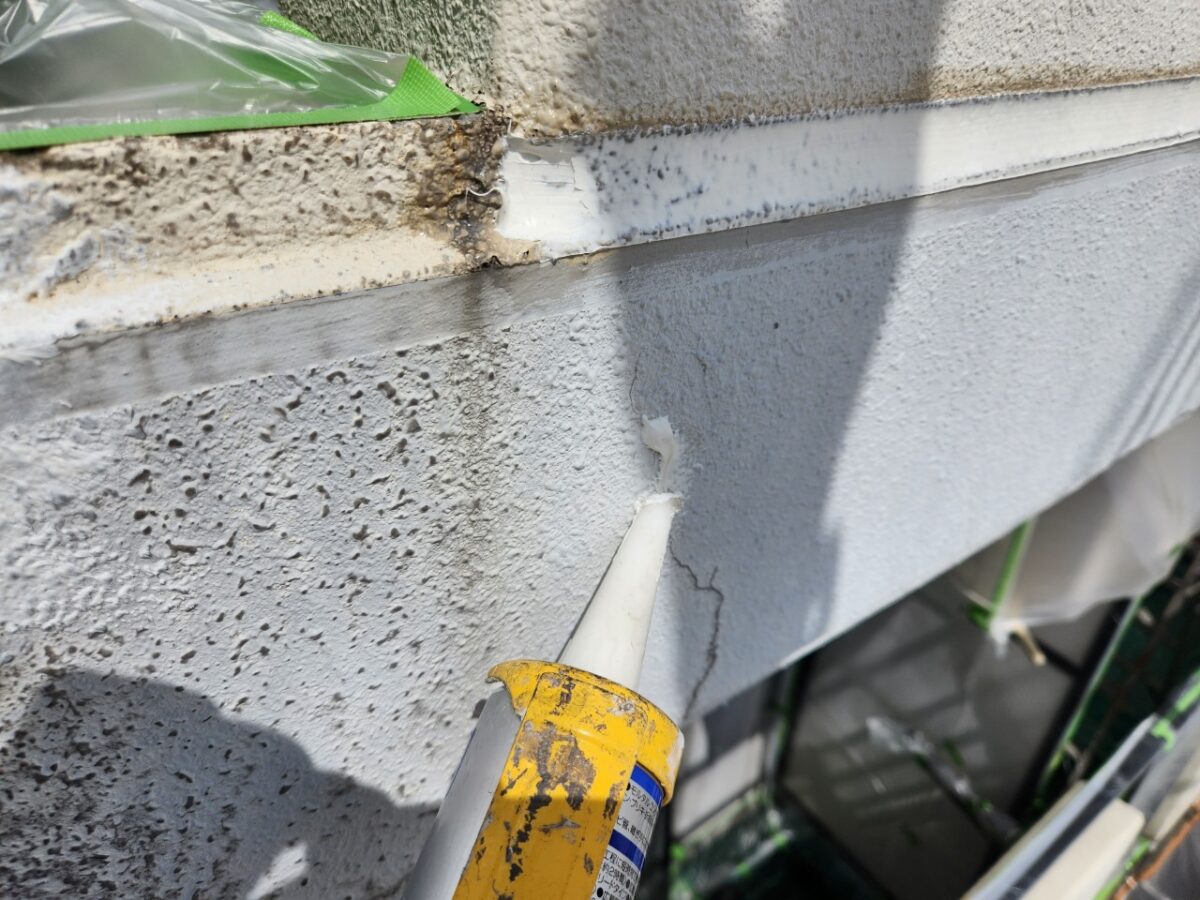 大阪府摂津市　屋根塗装・外壁塗装・防水工事　外壁クラック部 シール補修と下塗り