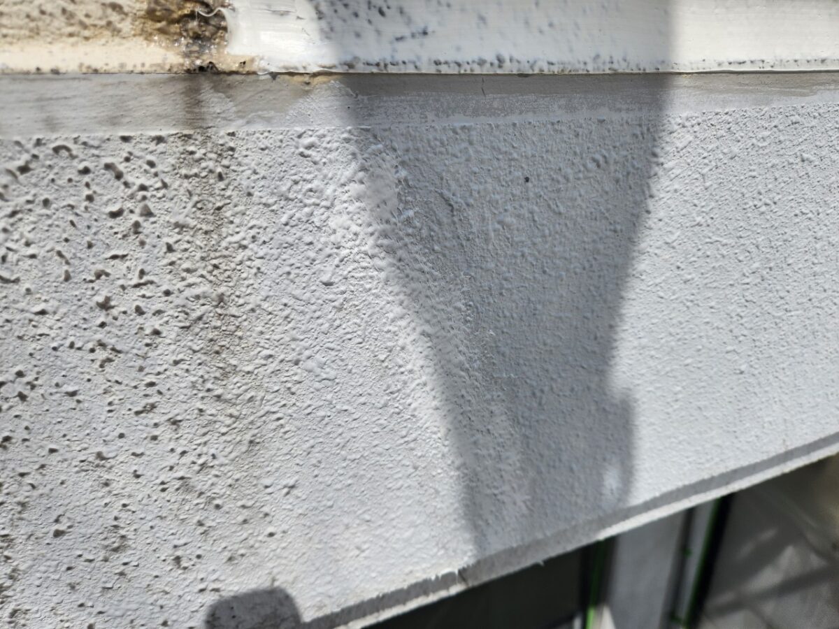 大阪府摂津市　屋根塗装・外壁塗装・防水工事　外壁クラック部 シール補修と下塗り