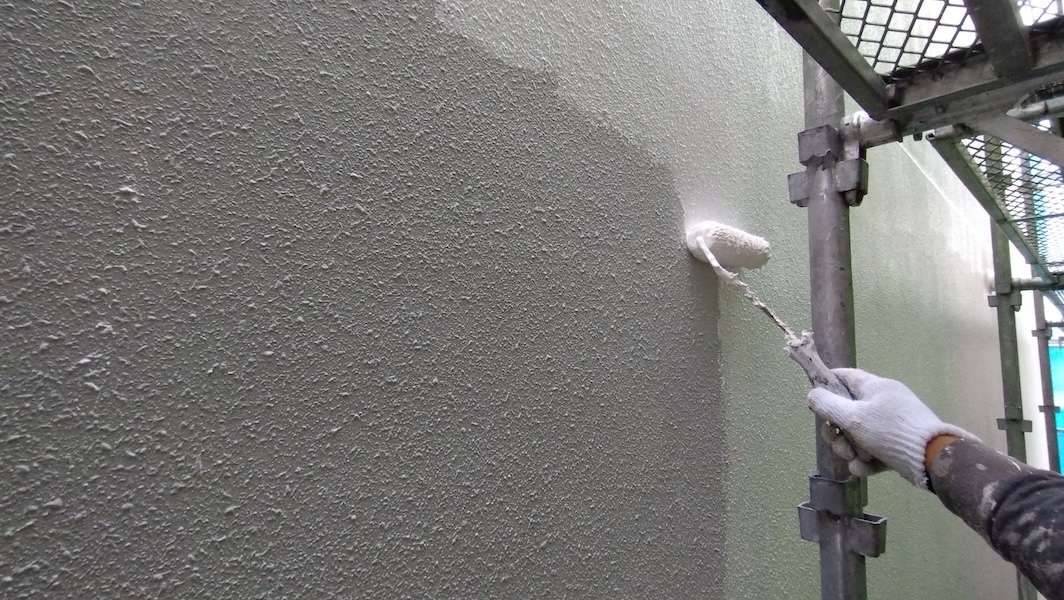大阪府摂津市　屋根塗装・外壁塗装・防水工事　外壁の中塗り〜上塗り