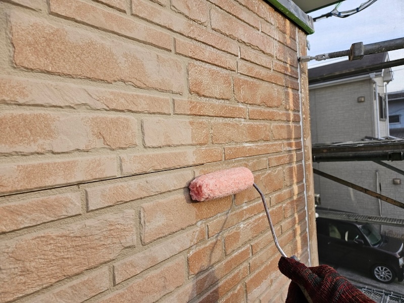 大阪府大阪市　H様邸　屋根塗装・外壁塗装工事　外壁塗装の下塗り工程　シーラー塗布