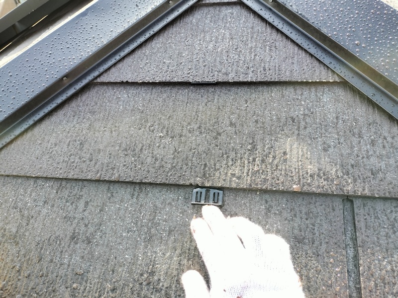 大阪府大阪市　H様邸　屋根塗装・外壁塗装工事　屋根スレートの下塗りと縁切り タスペーサー設置