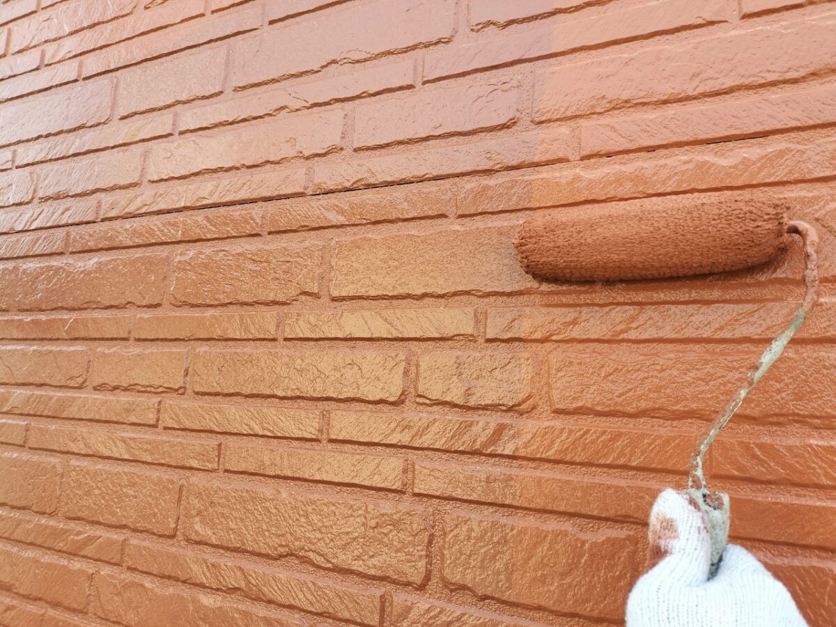 大阪府大阪市　H様邸　屋根塗装・外壁塗装工事　外壁塗装 中塗りと上塗りの工程