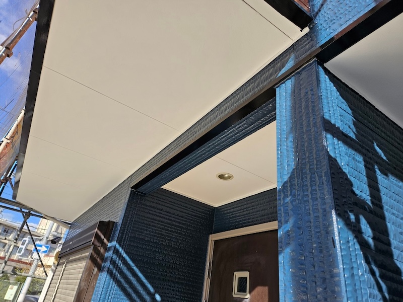 大阪府大阪市　H様邸　屋根塗装・外壁塗装工事　付帯部　板金とモール材の塗装