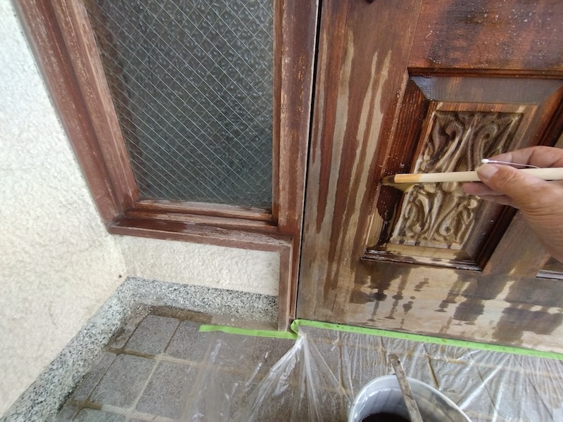 大阪府摂津市　外壁塗装工事　木製玄関の下地処理〜仕上げ塗装