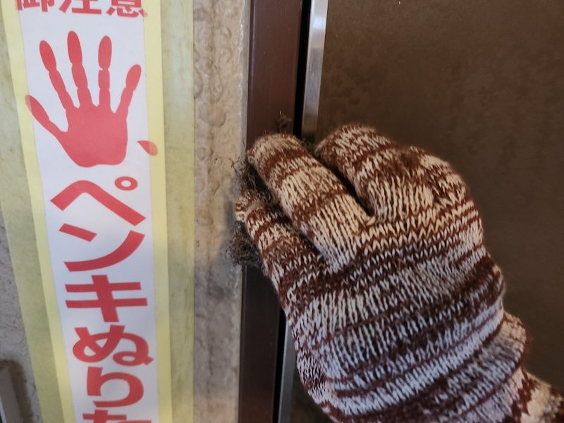 大阪府茨木市　マンション外壁塗装工事　鉄部　玄関枠の錆止め塗装とPS扉の塗装